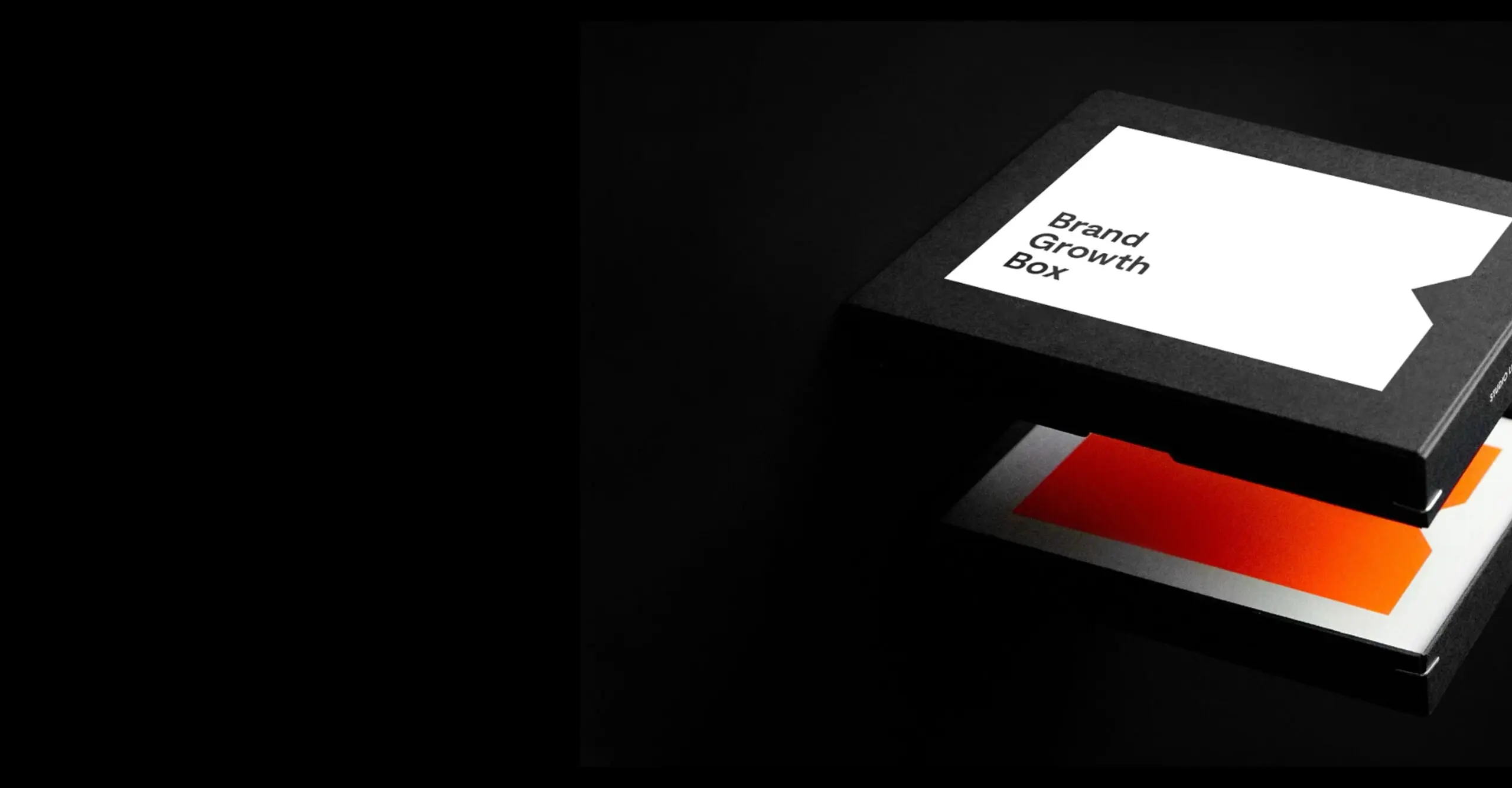 Die BrandGrowthBox: schwarze Box, aus der eine orangefarbene Karte hervorschaut